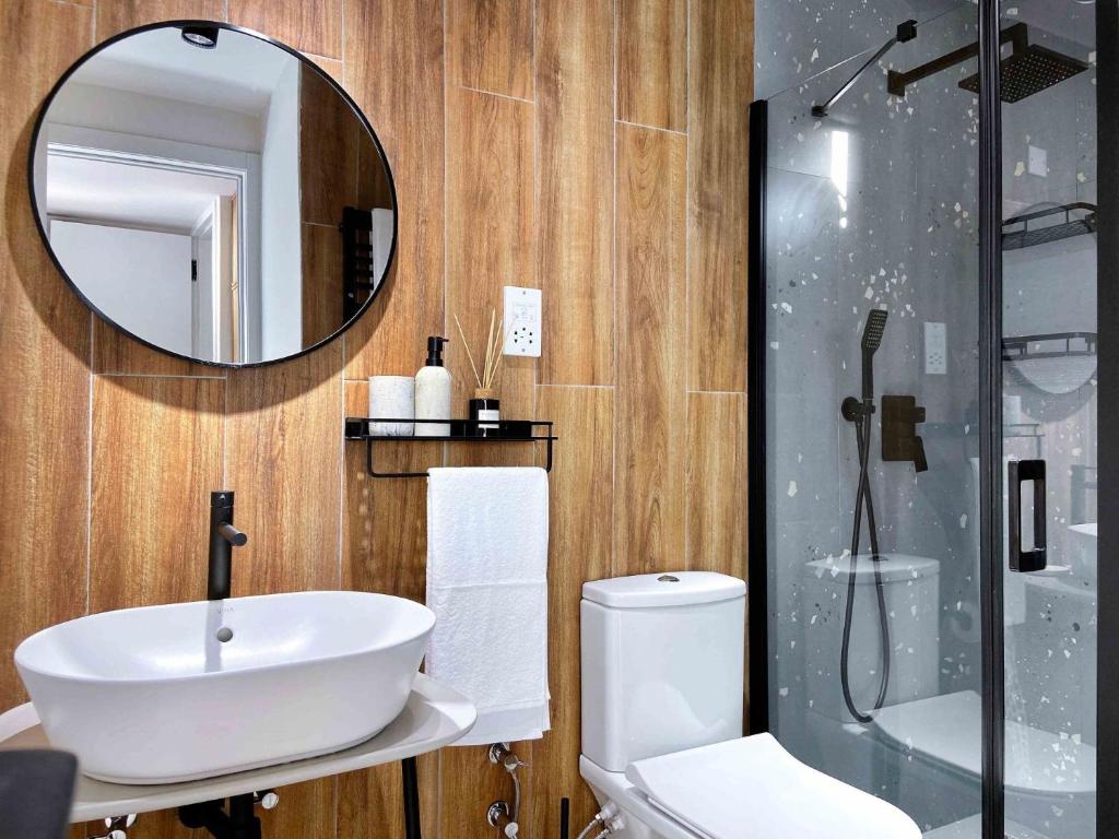 Koupelna v ubytování Spacious Two-Bedroom Apartment with Sea View B4