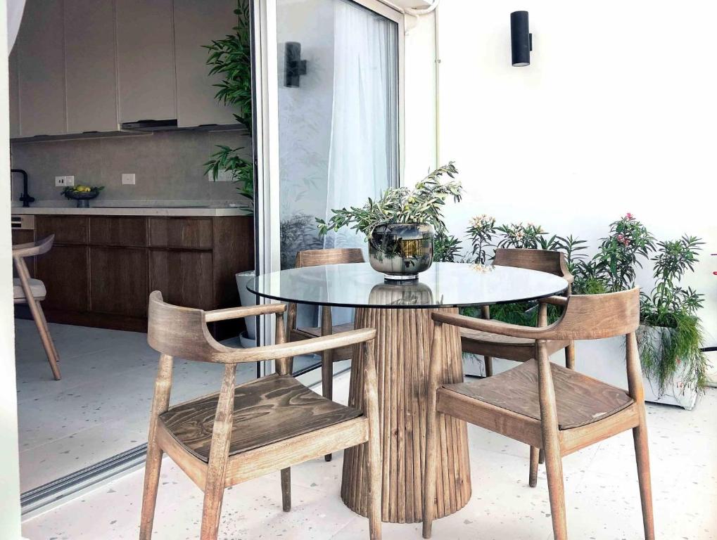 Posezení v ubytování Spacious Two-Bedroom Apartment with Sea View B4