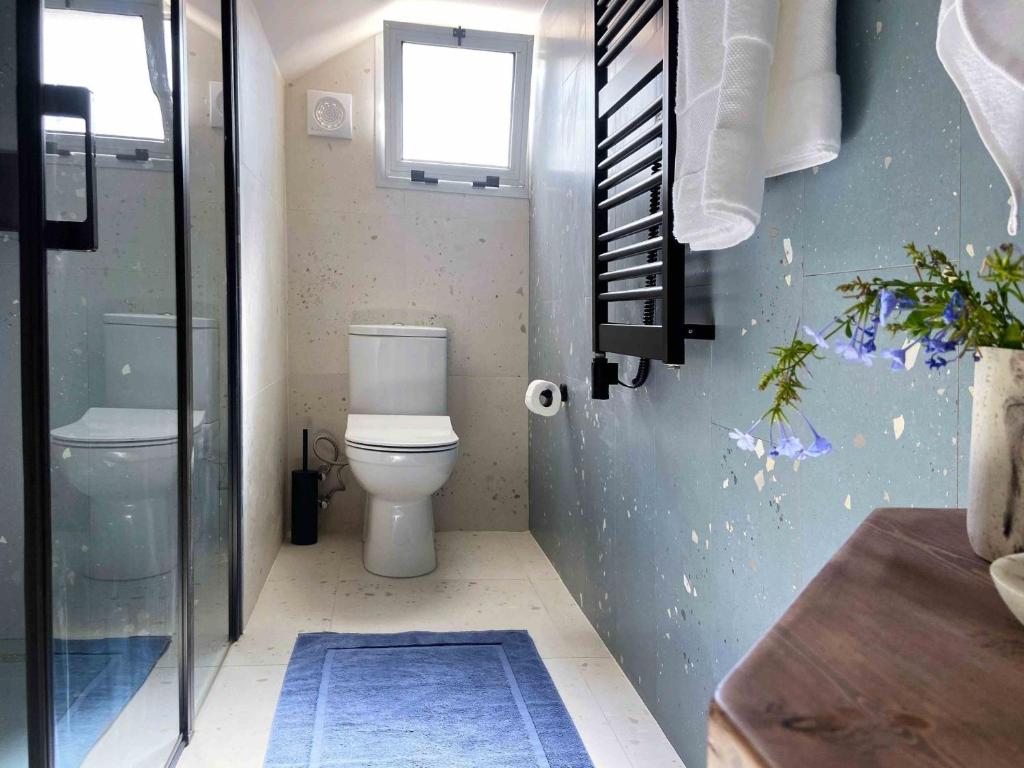 Koupelna v ubytování Spacious Two-Bedroom Apartment with Sea View B4