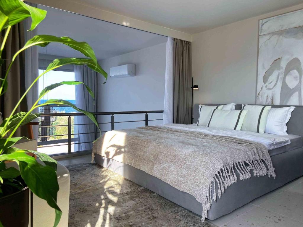 Postel nebo postele na pokoji v ubytování Spacious Two-Bedroom Apartment with Sea View B4