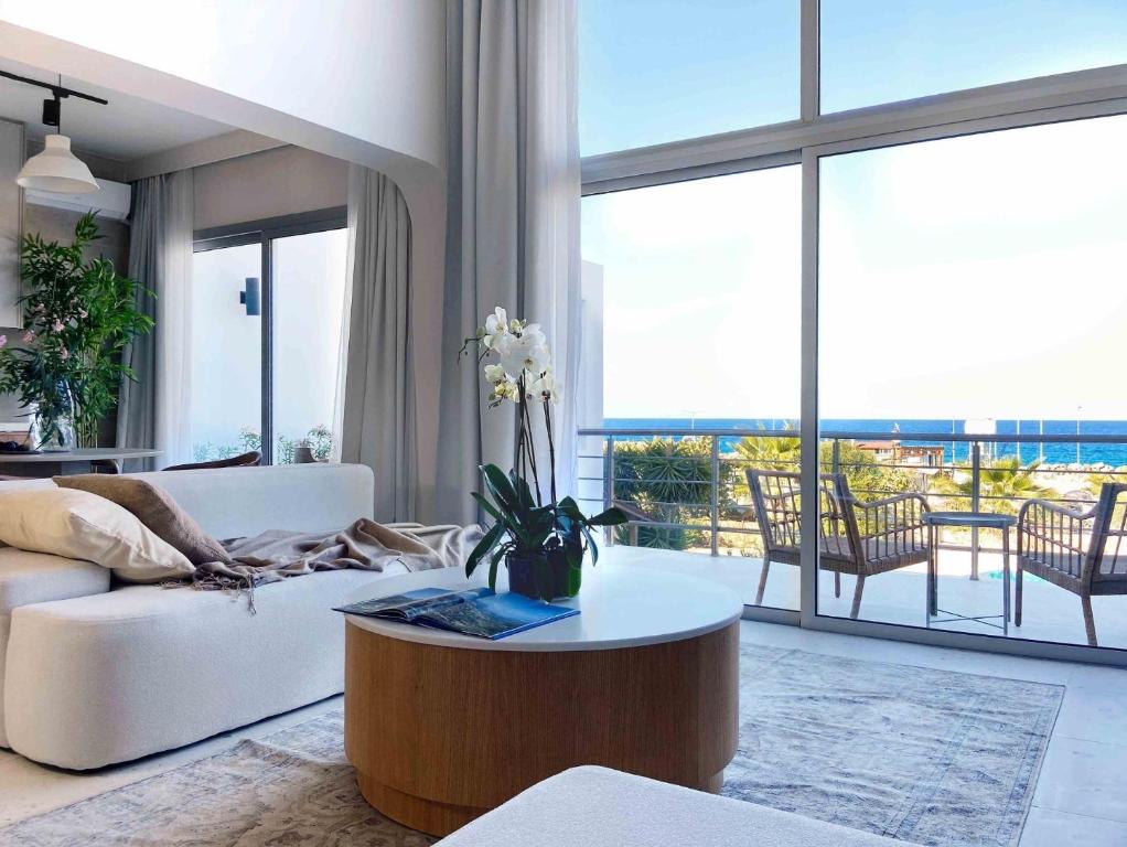 Posezení v ubytování Spacious Two-Bedroom Apartment with Sea View B4