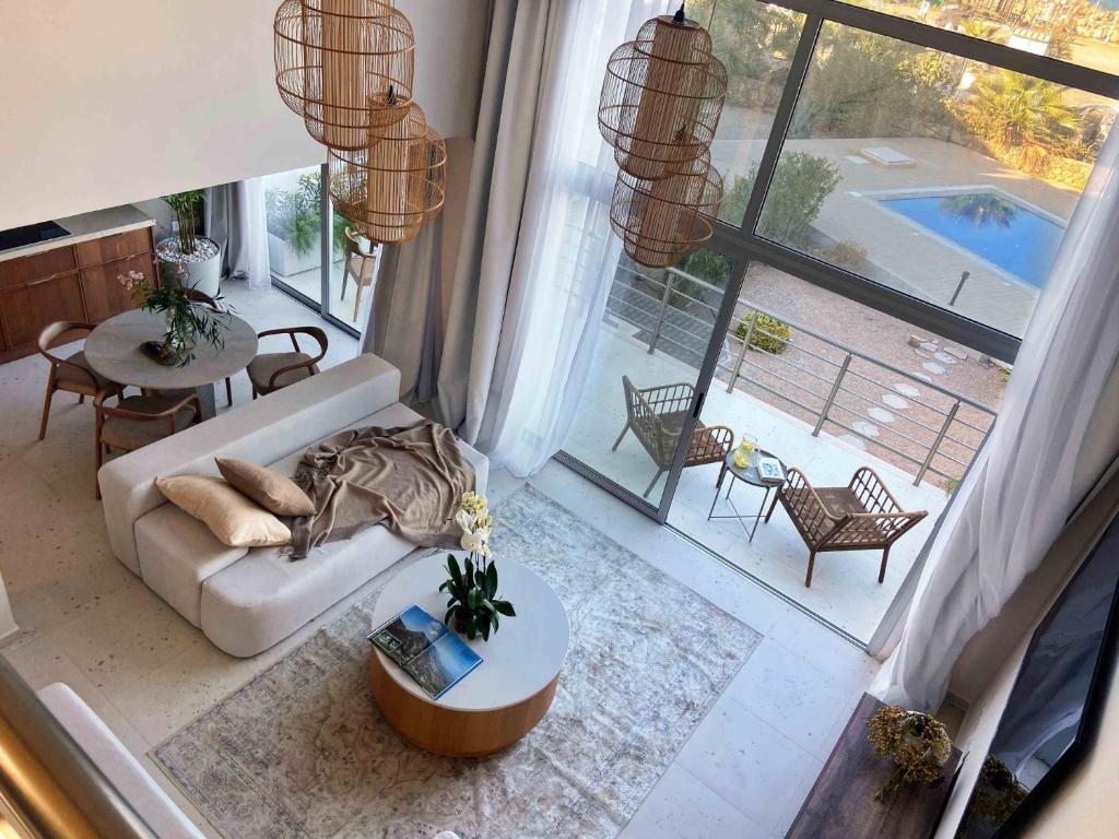 Posezení v ubytování Spacious Two-Bedroom Apartment with Sea View B4