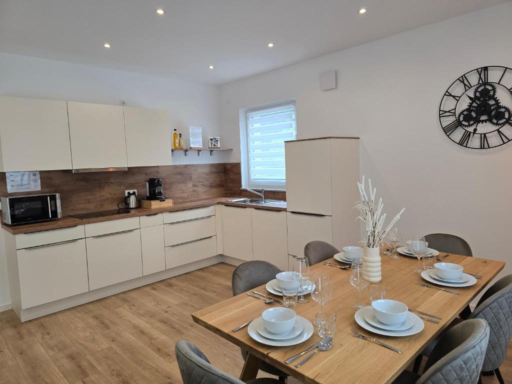 Η κουζίνα ή μικρή κουζίνα στο Großes Apartment mit Küche, Dusche, Badewanne, Balkon, Parkplatz vor dem Haus, schnelles Internet, ADA5