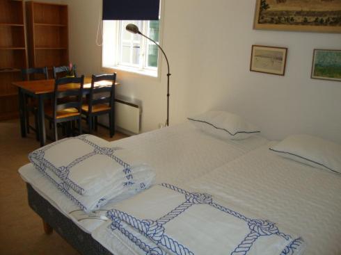 Postel nebo postele na pokoji v ubytování Kalmar Sjömanshem