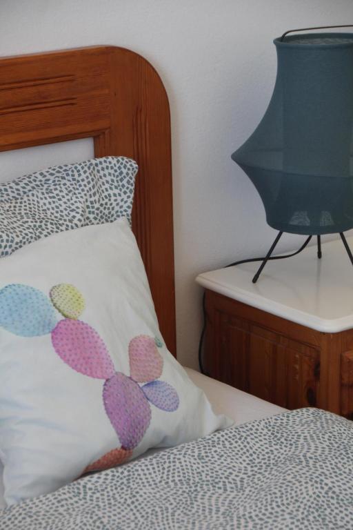 Una cama o camas en una habitación de Ifni Surf Hostal