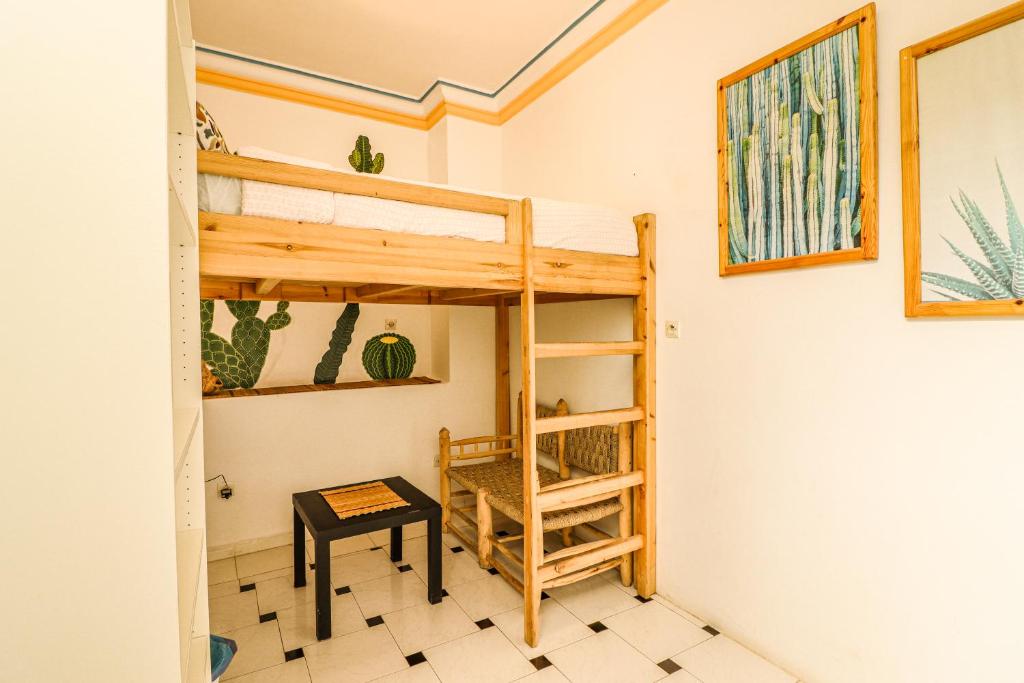 Una cama o camas en una habitación de Ifni Surf Hostal