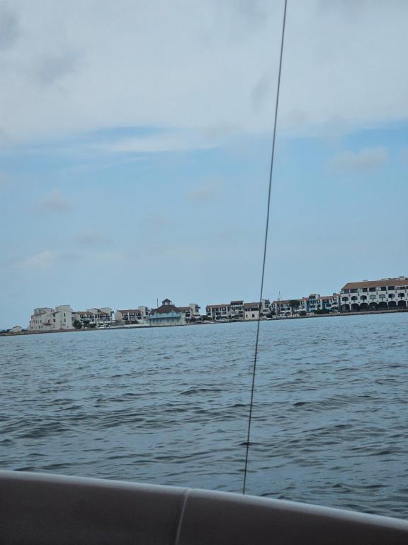 - une vue sur l'eau depuis un bateau dans l'établissement L'espadon du port, air conditioning, terrace, sea, 5 people, à Port-la-Nouvelle