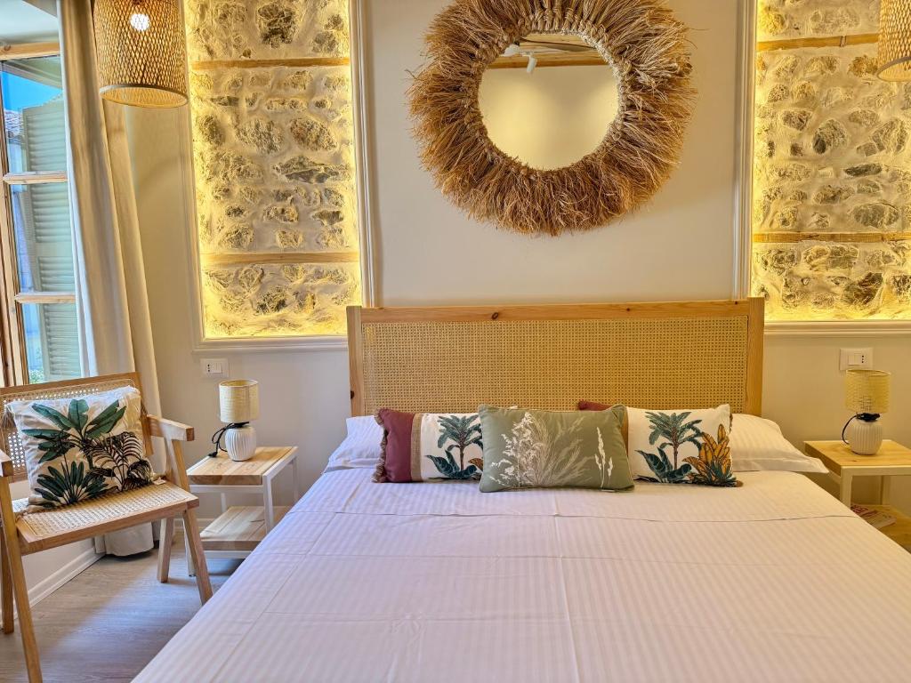 Postel nebo postele na pokoji v ubytování Old Town Suites Muradie