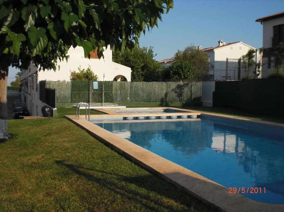 una piscina in un cortile accanto a una casa di adosado a 50m de la playa el cargador a Castellón de la Plana