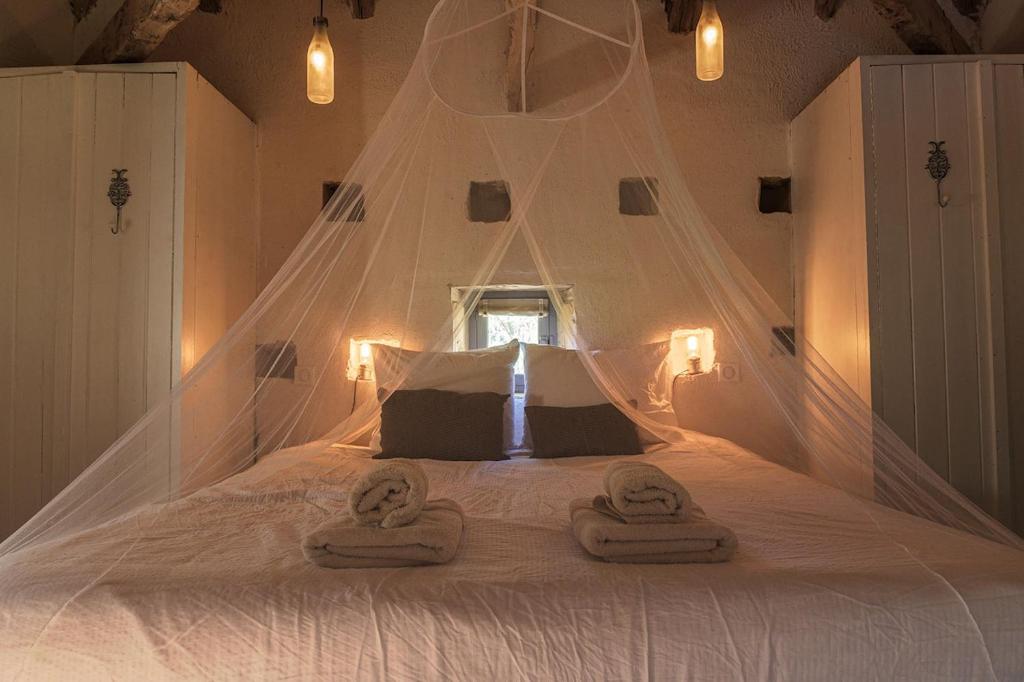 En eller flere senge i et værelse på Romantic Dovecot near Saint Germain de Belvès