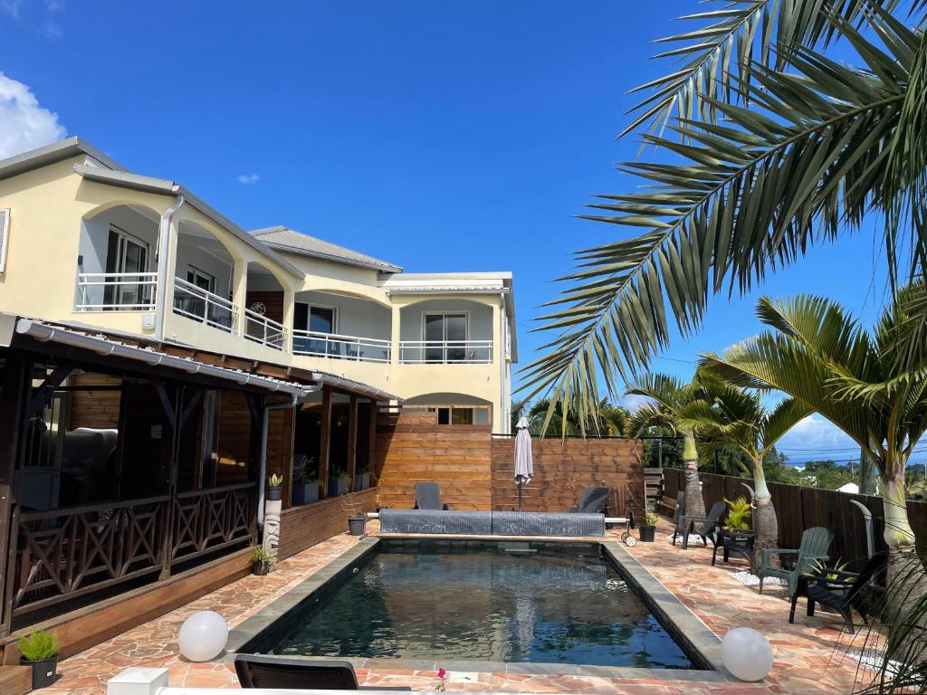 a house with a swimming pool in front of it at Harmonie de 3 logements- Villa des 4 Sens in Le Tampon