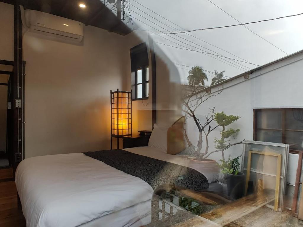 Postel nebo postele na pokoji v ubytování Soho工房眷村生活體驗館