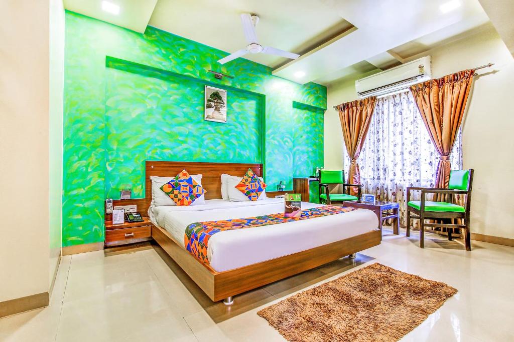 Postel nebo postele na pokoji v ubytování FabHotel Ranjanas - Nr humkar Chowk
