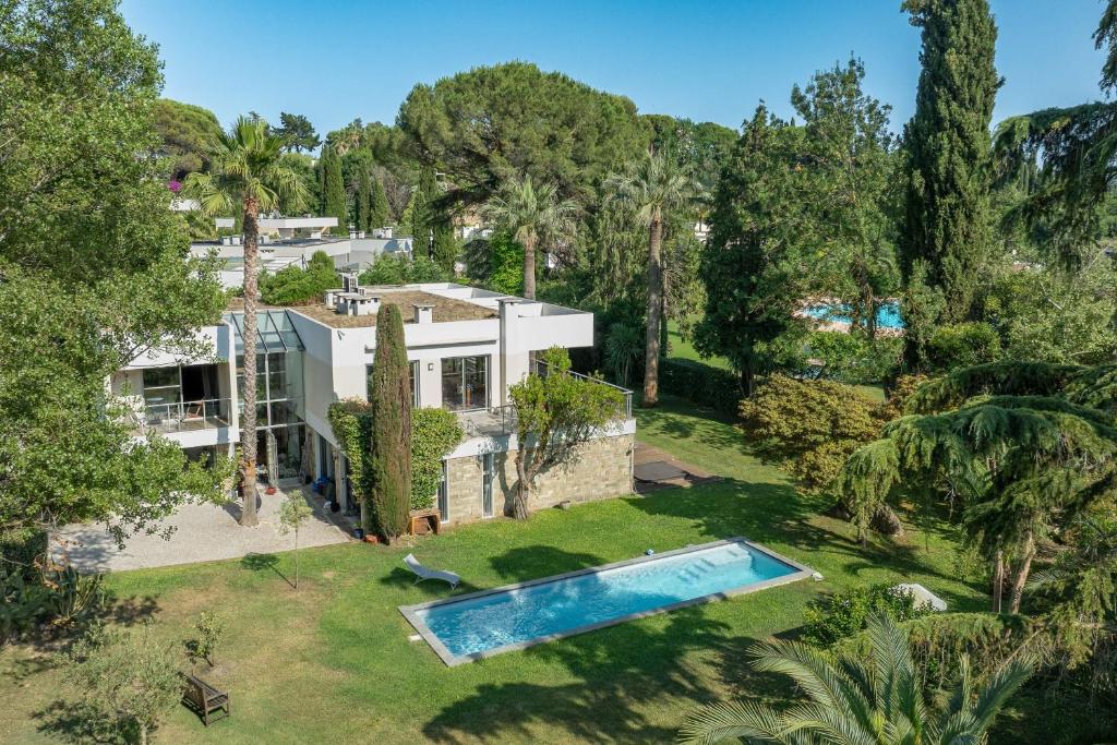 une vue aérienne d'une maison avec piscine dans l'établissement CABOTS Villa Moderne Tout Confort Grand Jardin & Piscine, à Biot