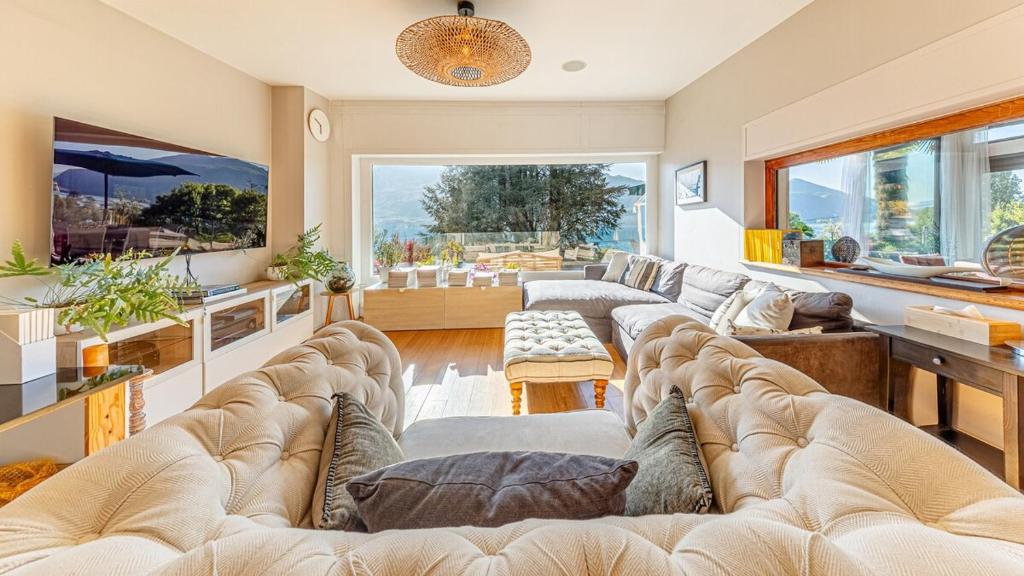Una gran sala de estar con un sofá grande. en villa frontlake, en Tresserves
