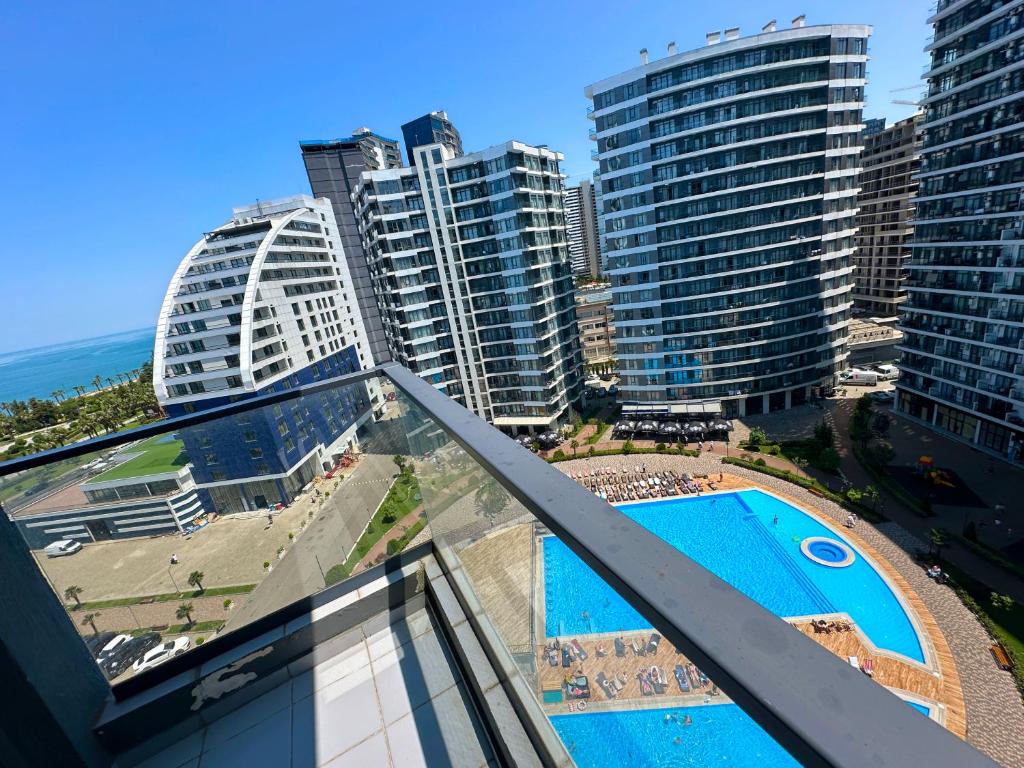 Bazén v ubytování BATUMI BOULEVARD RESORT nebo v jeho okolí