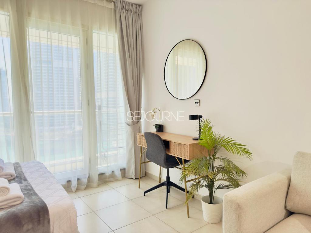a living room with a desk and a mirror at DA86 - Well Design Studio in Dubai Arch tower in Dubai