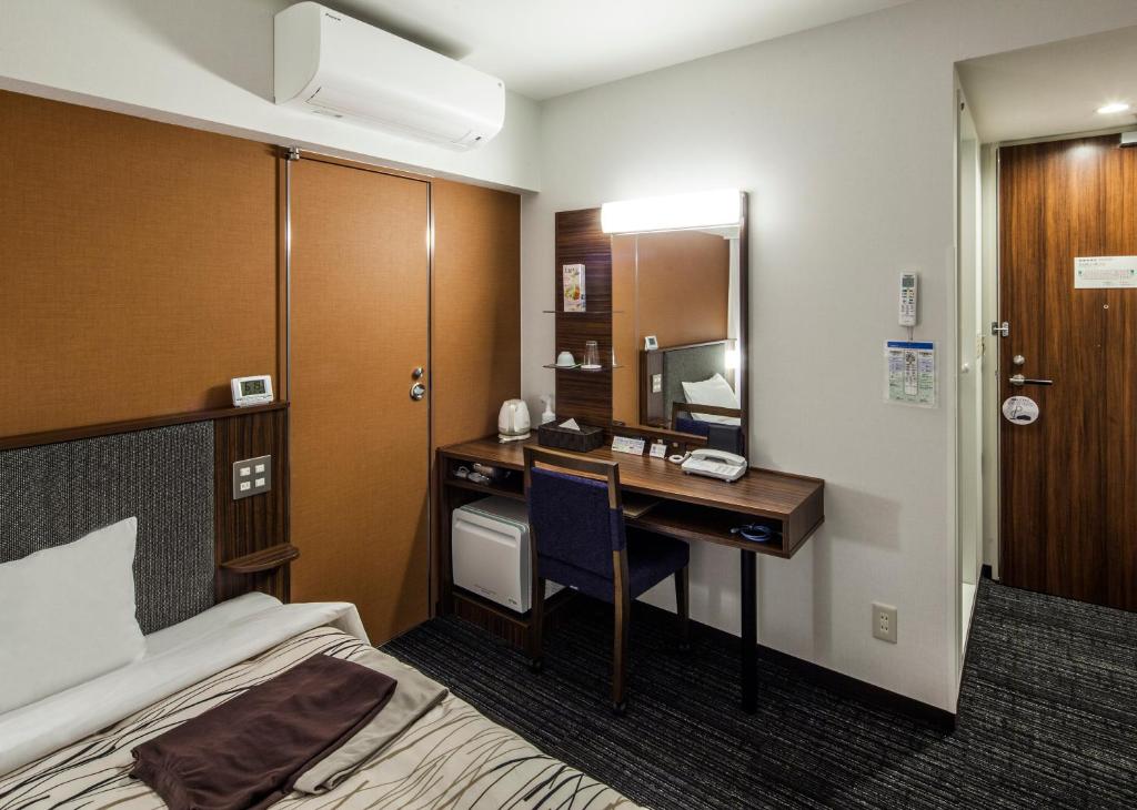 Postel nebo postele na pokoji v ubytování Fukui Manten Hotel Ekimae