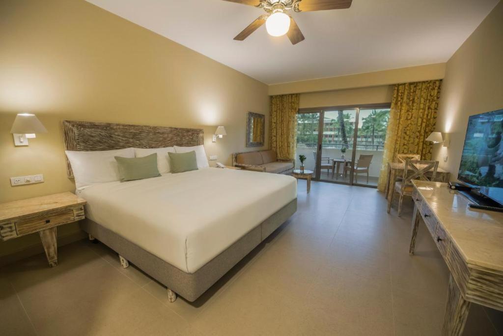 Postel nebo postele na pokoji v ubytování Iberostar Waves Dominicana - All Inclusive