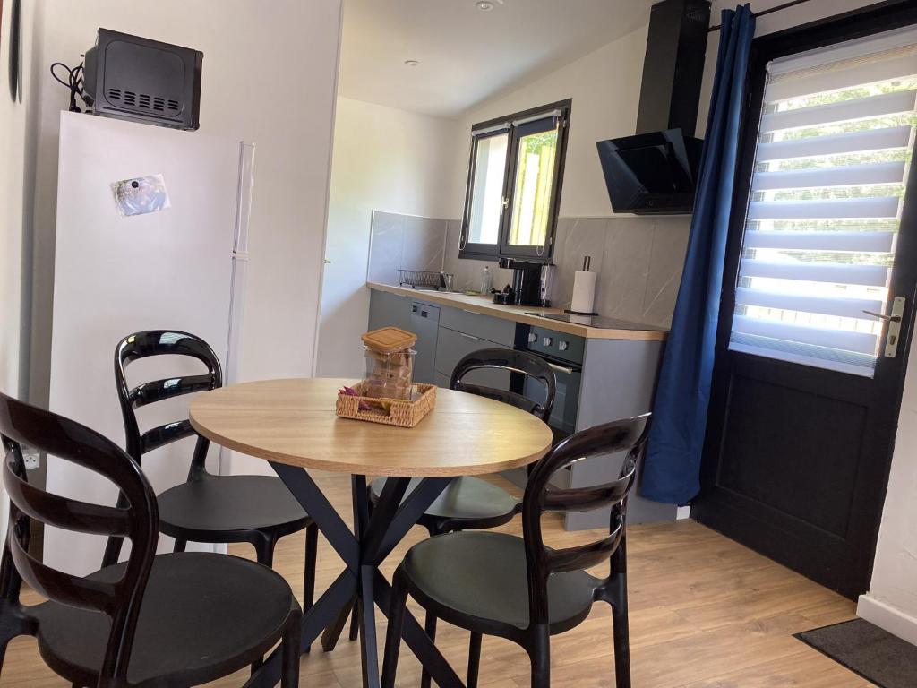 Kuchyň nebo kuchyňský kout v ubytování gite quend piscine chauffée