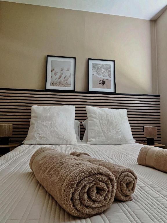 un grand lit avec une grande couverture dessus dans l'établissement Sabl'Appart Gare, à Les Sables-dʼOlonne