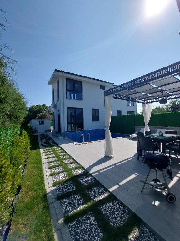 ダラマンにあるVilla Mellのパティオ(テーブル、椅子付)