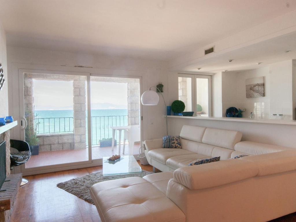 レスカラにあるBelvilla by OYO Albatros 6のリビングルーム(ソファ付)が備わり、海の景色を望めます。