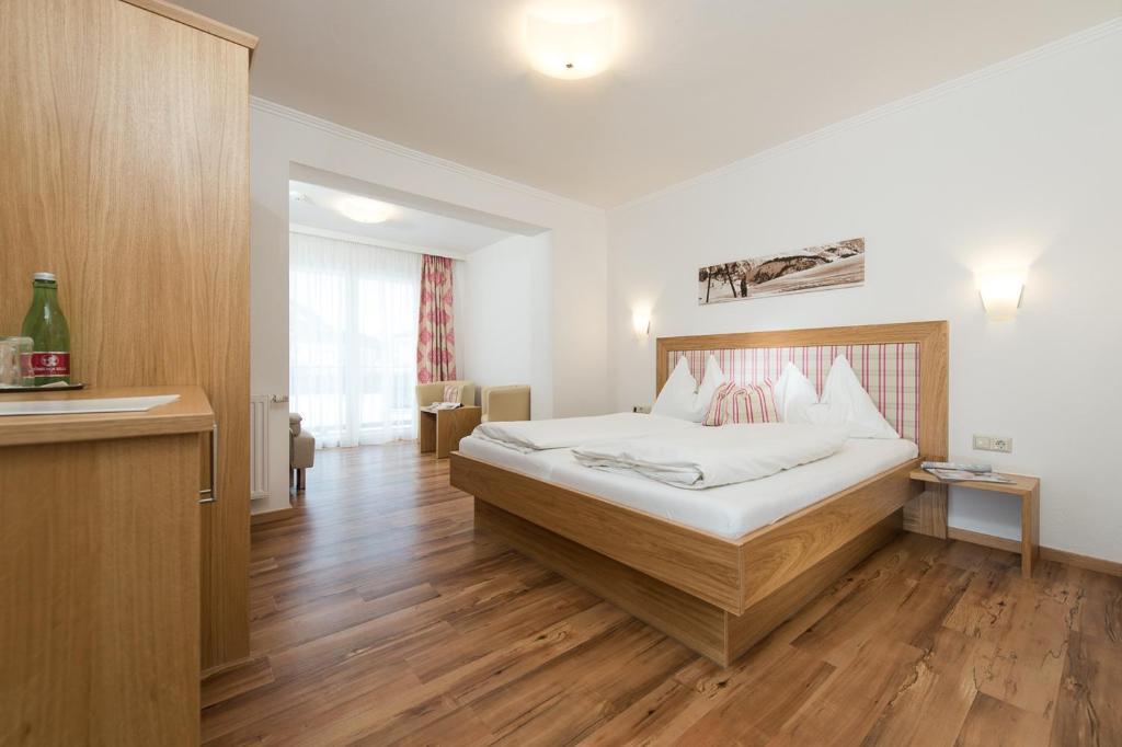Postel nebo postele na pokoji v ubytování Hotel Tannenberg