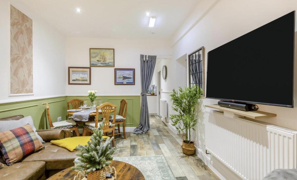 ein Wohnzimmer mit einem großen Flachbildfernseher in der Unterkunft 2 Bedroom Family Apartment in Bridlington