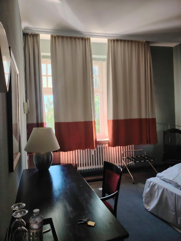 Postel nebo postele na pokoji v ubytování Hotel Drei Kronen