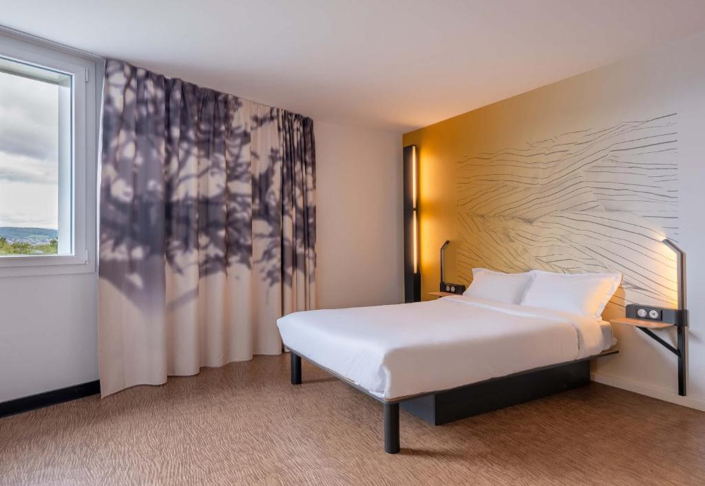 Postel nebo postele na pokoji v ubytování B&B HOTEL Annecy Cran-Gevrier