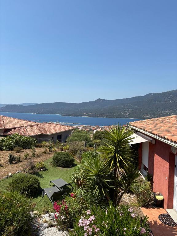 - une vue sur une maison avec vue sur l'eau dans l'établissement jolie appartement pour 4 personnes à propriano, à Propriano