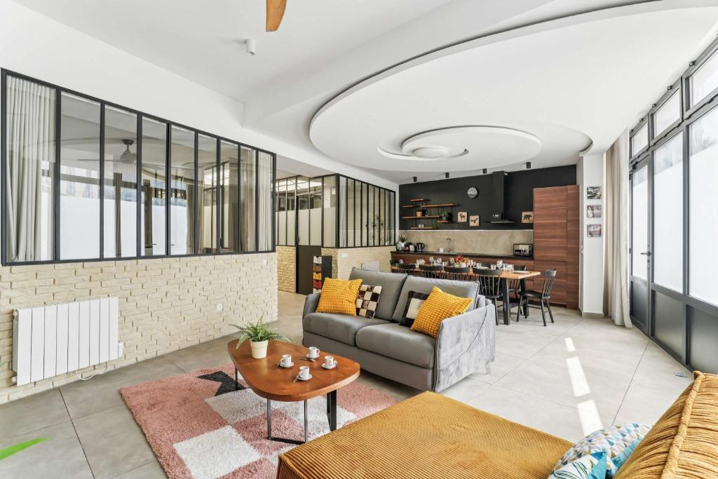 un salon avec un canapé et une table dans l'établissement Spacious apartment - 4BR 10P - Place d'Italie, à Paris