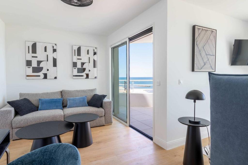 un salon avec un canapé et une table dans l'établissement Valras-Loc Privatisez le 9e etage de lArchipel, à Valras-Plage