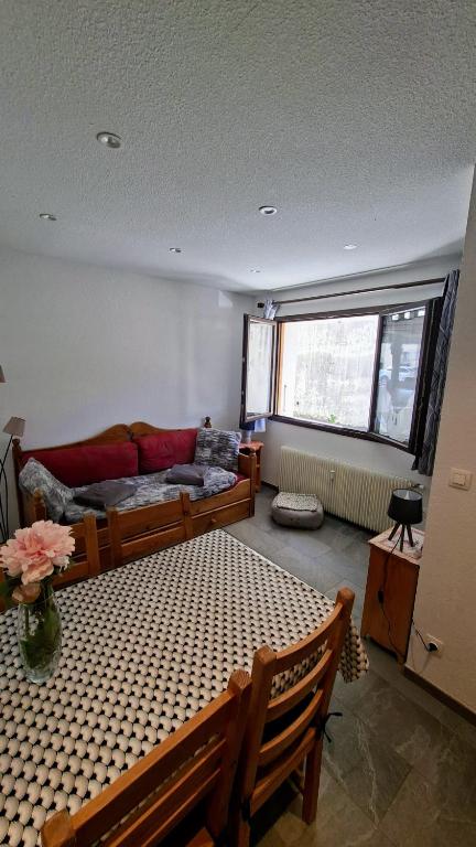 un salon avec un canapé et une table dans l'établissement La loge - EN PLEIN COEUR DU VILLAGE, à Saint-Gervais-les-Bains