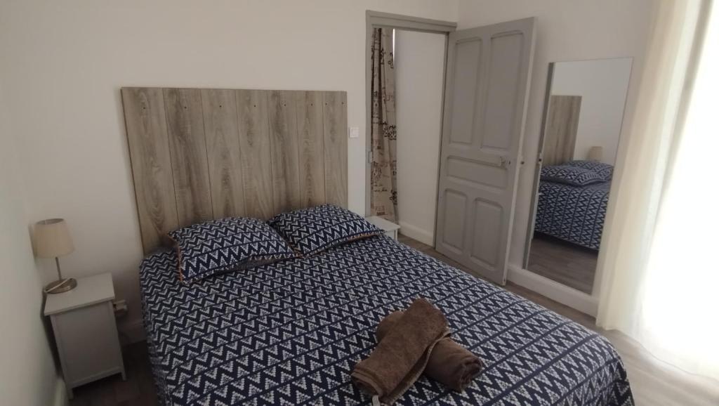 ein Schlafzimmer mit einem Bett, auf dem ein Stofftier liegt in der Unterkunft T2 type new yorkais in Ajaccio