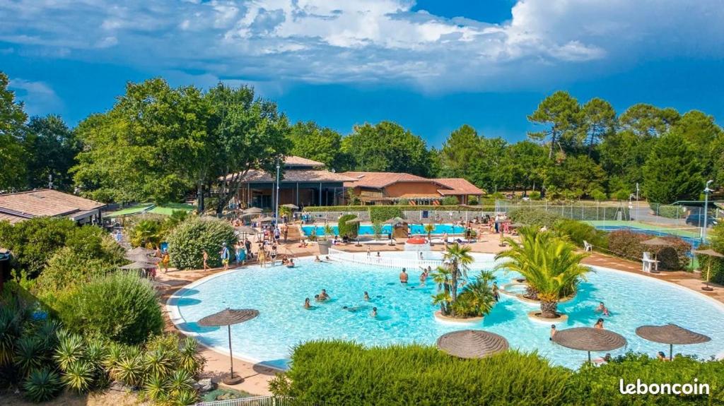 an image of a pool at a resort at Mobilhome Clim Toboggans aquatiques in La Teste-de-Buch