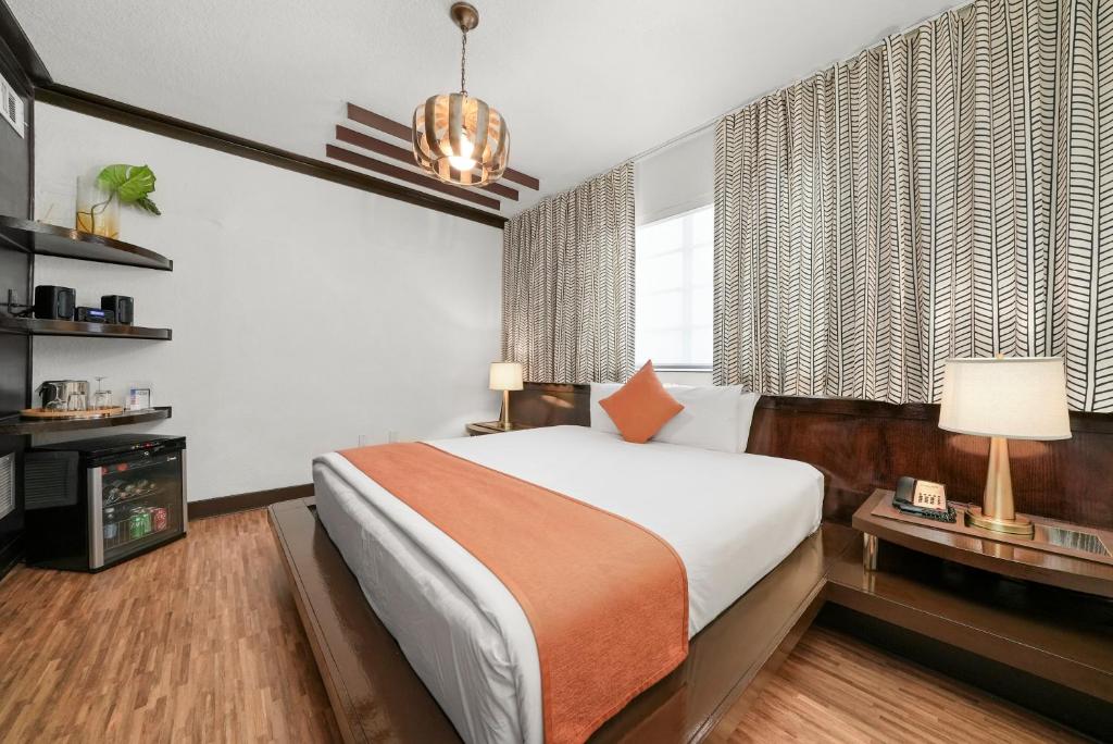 Postel nebo postele na pokoji v ubytování Hotel Chelsea