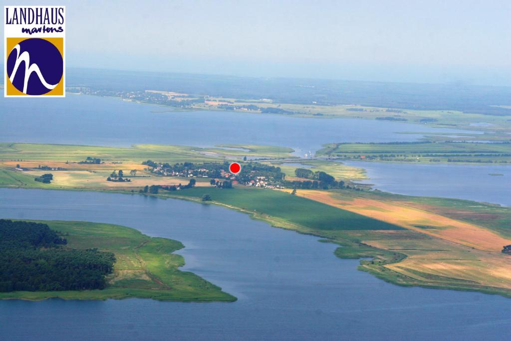 una vista aerea di un corpo idrico di Landhaus Martens a Bresewitz