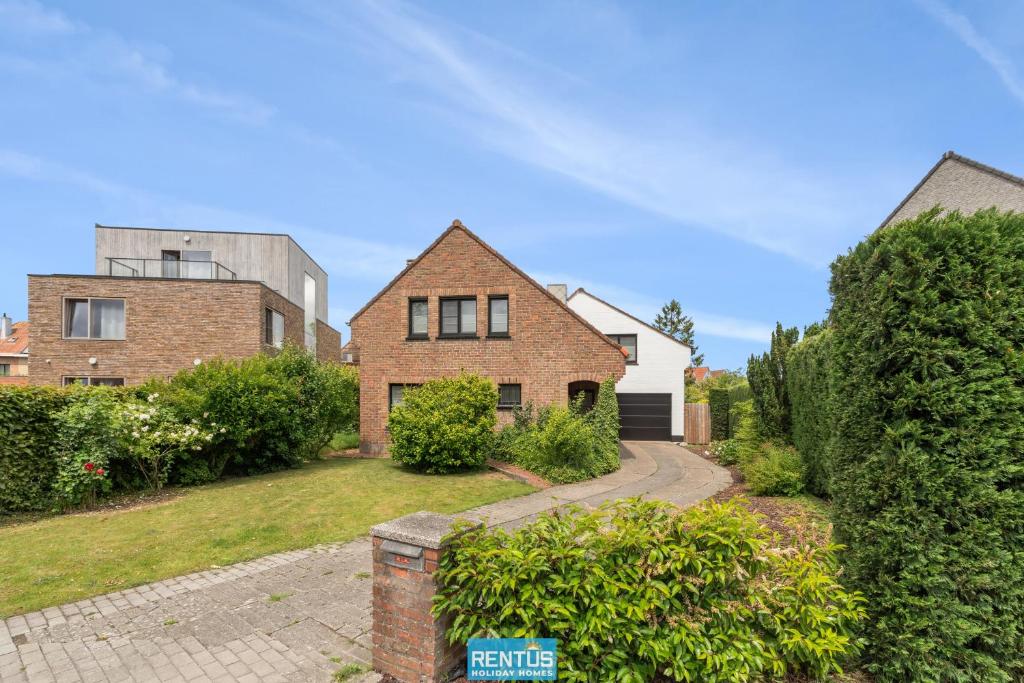 an aerial view of a brick house with a driveway at Coppietershof - spacious home with garden near historic Bruges in Bruges