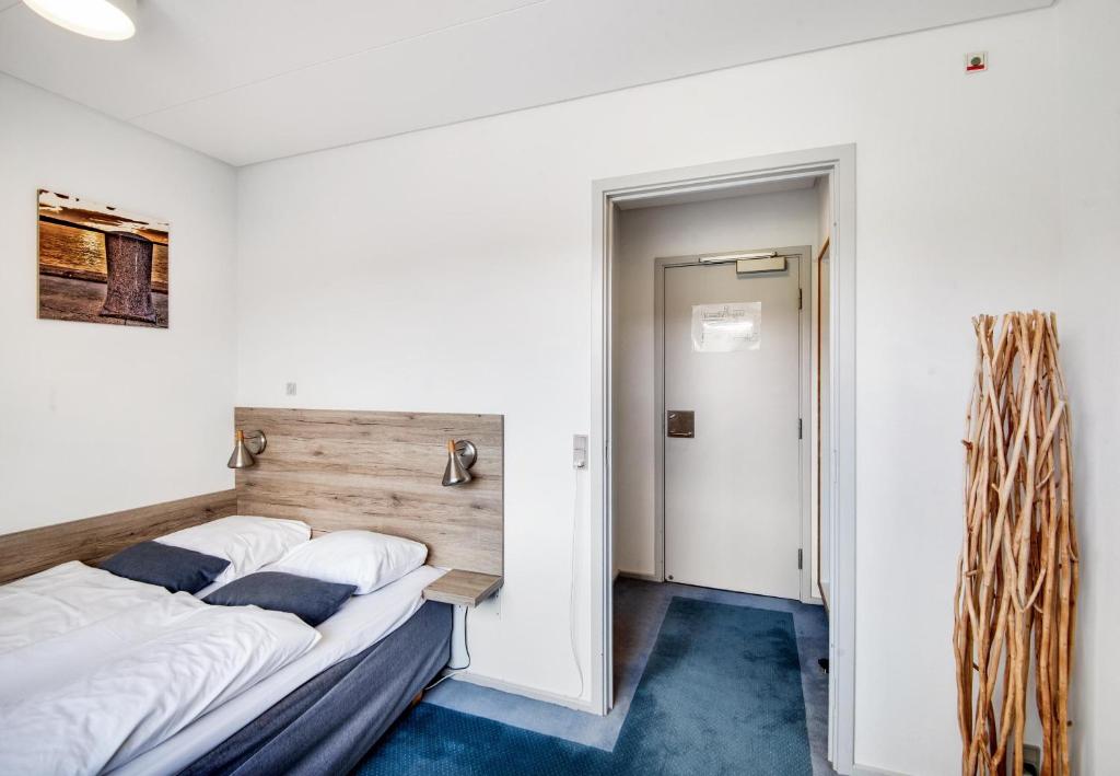 Postel nebo postele na pokoji v ubytování Hotel Juelsminde Strand