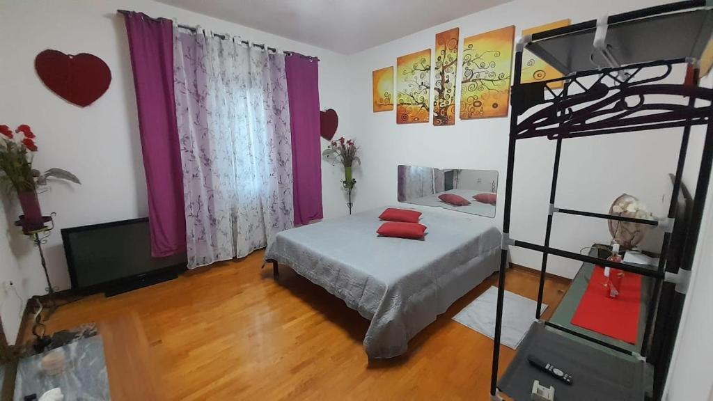 una camera da letto con un letto con cuscini rossi di Villa Etna a Portogruaro