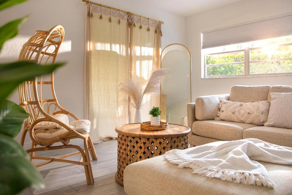 Χώρος καθιστικού στο The Bohemian Heaven! with jacuzzi, Playgroud, 2miles to downtown