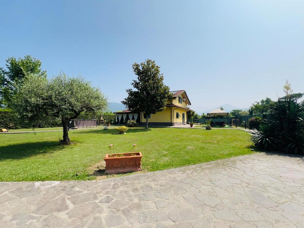 Zahrada ubytování - Rustic Charm with Garden & Pool -