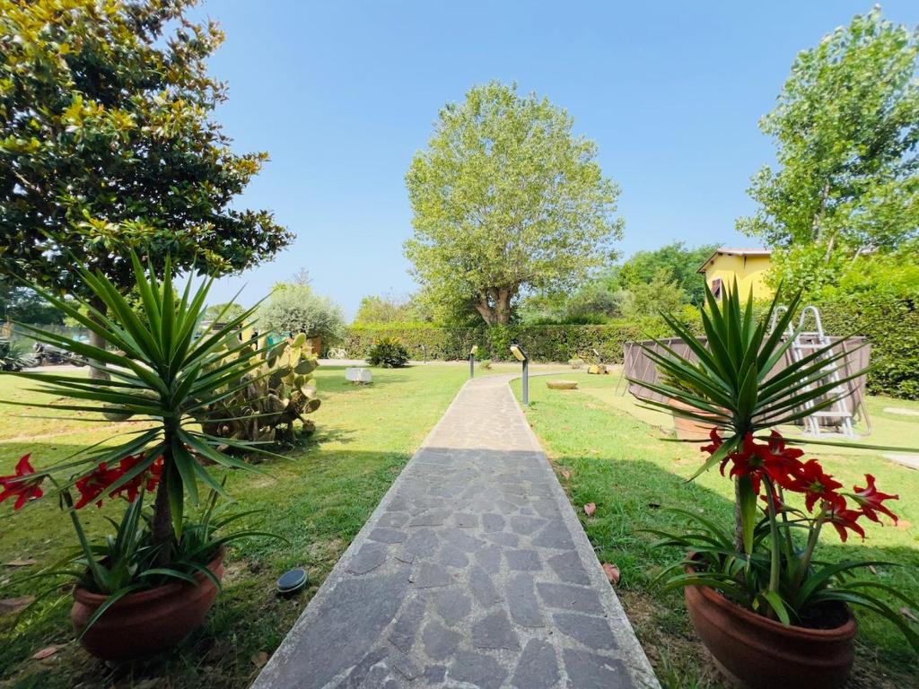 Zahrada ubytování - Rustic Charm with Garden & Pool -
