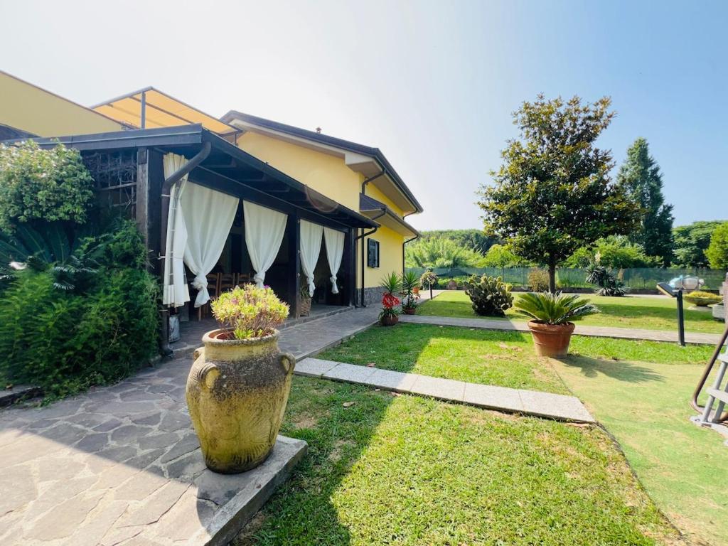 Zahrada ubytování - Rustic Charm with Garden & Pool -