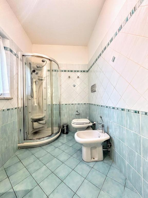 Koupelna v ubytování - Rustic Charm with Garden & Pool -