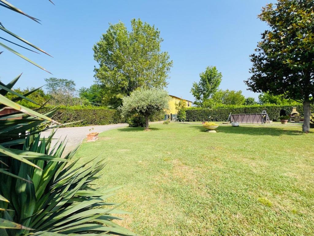 Zahrada ubytování - Rustic Charm with Garden & Pool -