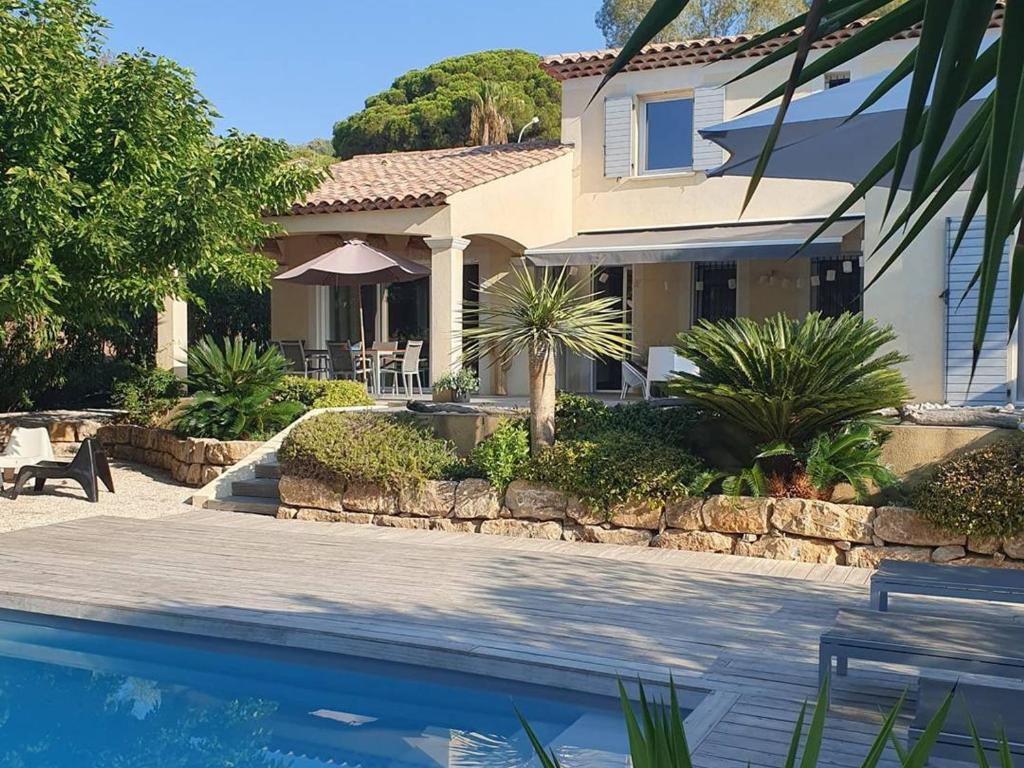 ein Haus mit einem Swimmingpool vor dem Haus in der Unterkunft Villa Contemporaine à Sainte-Maxime, Piscine, Proche Plage, 8 Pers., 4 Étoiles - FR-1-768-36 in Sainte-Maxime