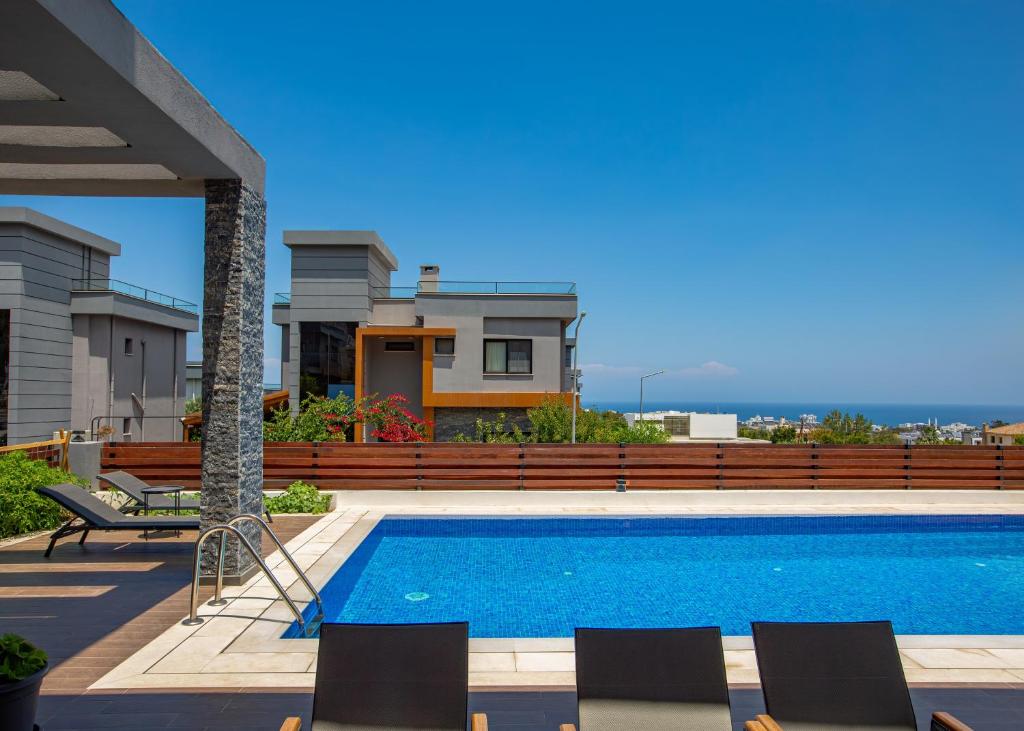 una piscina en el tejado de una casa en Maestral Mansion, en Kyrenia